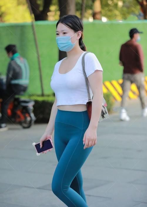 瑜伽裤 白色短上衣搭配瑜伽裤,微胖女孩这样穿,也很好看