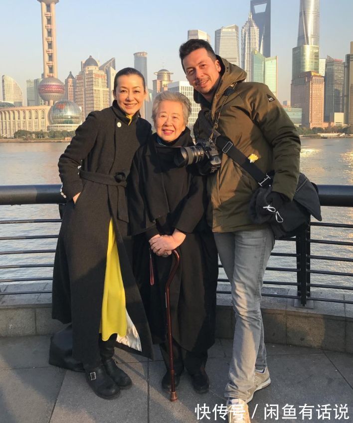 大妈感 被60岁日本主妇惊艳了,靠黑白穿搭摆脱“大妈感”,低调却很高级