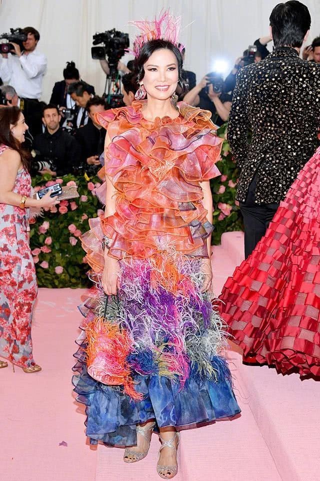 亮色系|邓文迪才是阿姨辈中顶流！ 穿着一袭拼接印花连衣裙，高级优雅