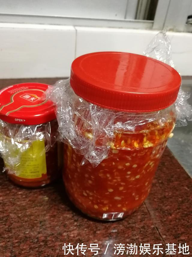 辣椒酱|做了2瓶辣椒酱,家人几天就吃光,比老干妈还好吃,做法也超简单