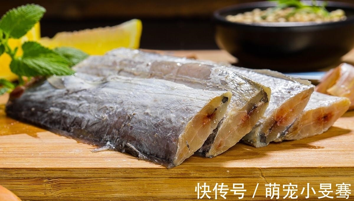 买带鱼时,记住选择“三小一厚”,条条细嫩鲜美,鱼腥味小