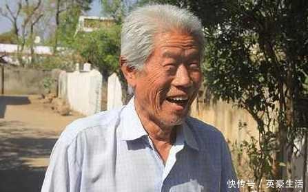 热水泡脚|106岁老人抽烟喝酒不运动，却说长寿并不难，只需少碰一件事