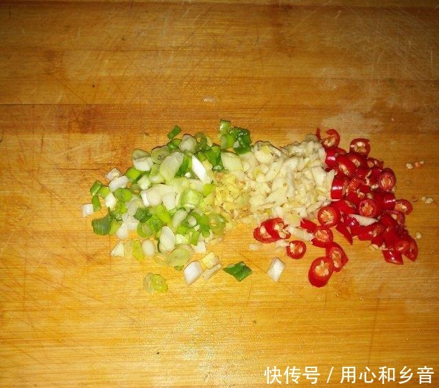 凉拌木耳腐竹,做法简单又开胃