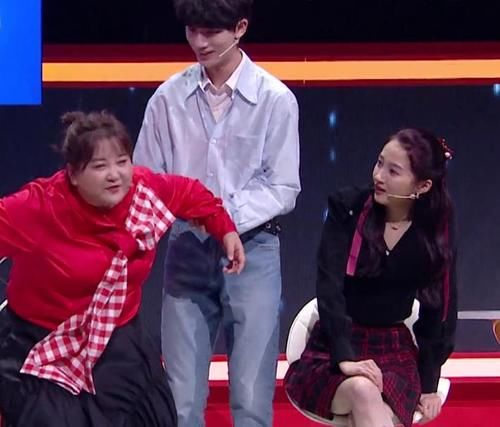 丁程鑫后背抱华晨宇，镜头拍到手上动作，完美诠释当爸和单身的区别