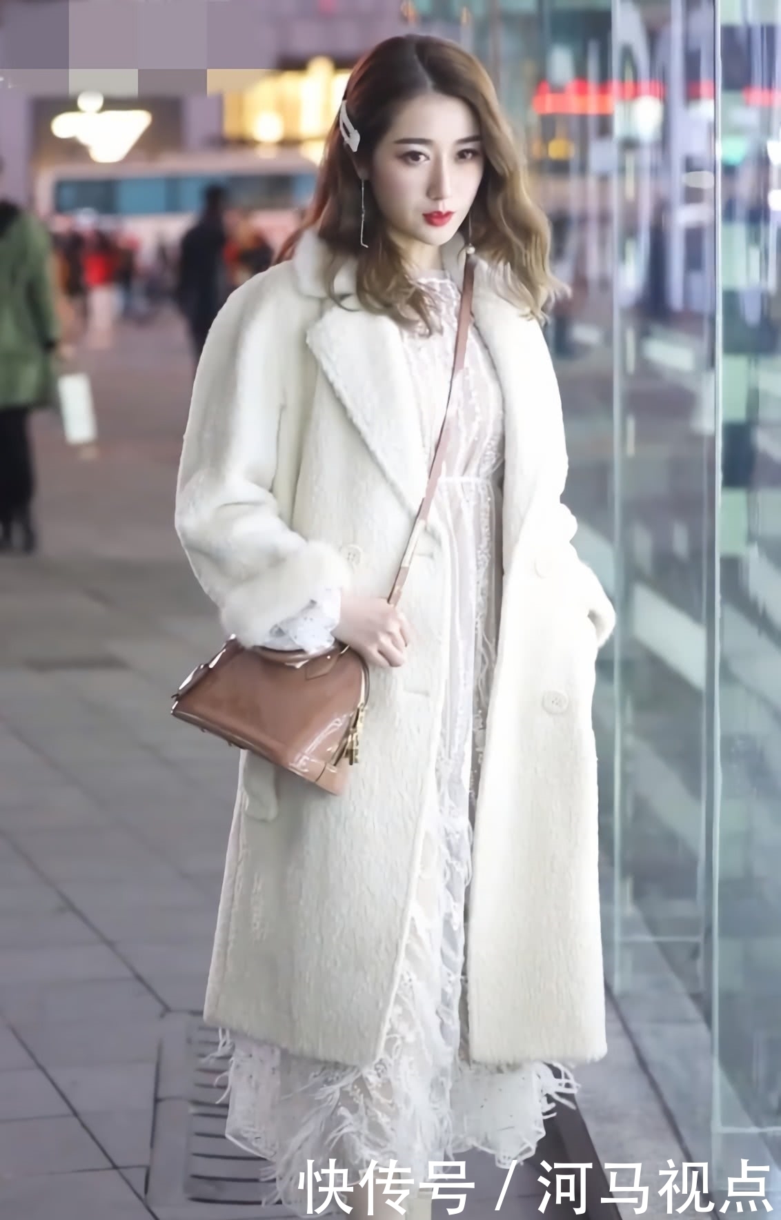 水花|刚刚还在惊叹美女的颜值,立马就被她的“水花裙”吸引了,超美!