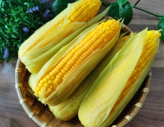 煮玉米最忌直接用清水，30年大厨教你多放2样，玉米清甜软糯好吃