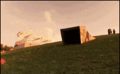 |搞笑GIF:骚年,抢一次镜头就好了,非要被打了才知道错