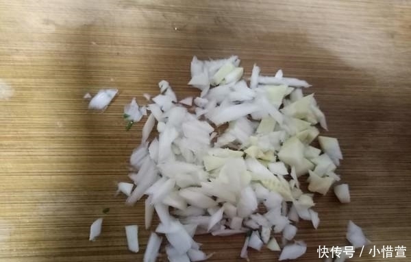胡萝卜别总炖煮烧，试试这个做法，挑食的“熊孩子”吃得很开心