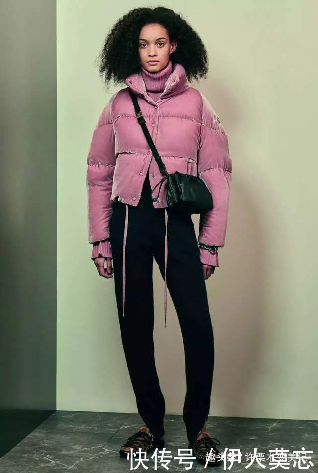 今冬穿羽绒服少配短靴,太土气建议选这4双鞋子,个性又时尚