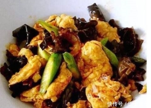 这道花椒鸡丁 麻麻辣辣的 非常美味