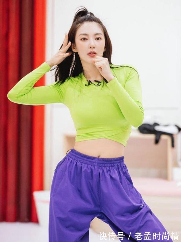 少女感|一身桑葚牛仔俏皮减龄,身材变平很有少女感