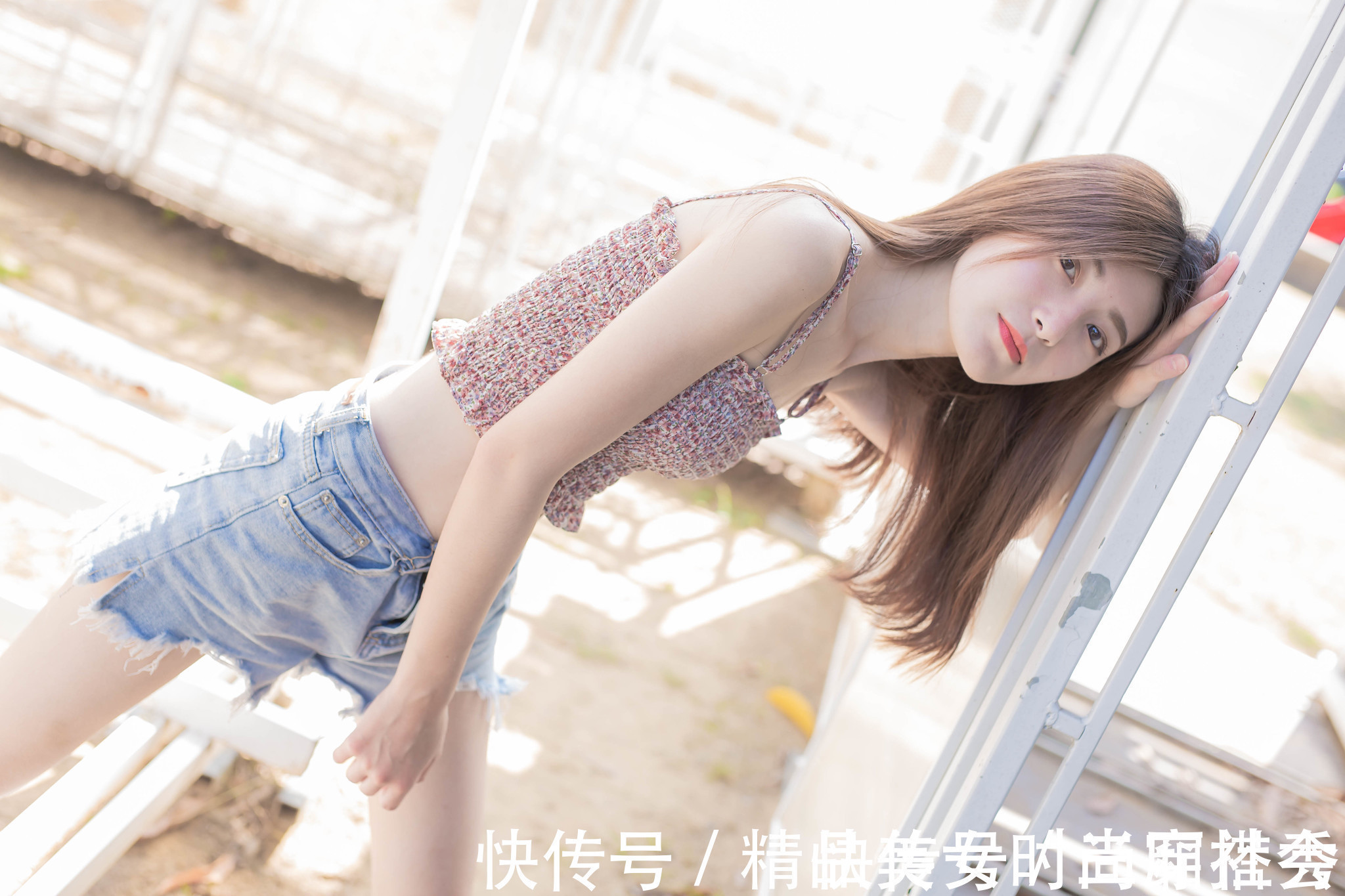 穿搭|碎花的吊带背心清新又时尚,搭配一条高腰牛仔短裤,休闲范十足