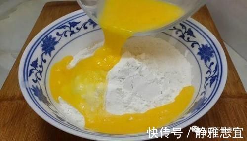 我家面粉就爱这样吃，加2个鸡蛋，焦脆香酥不油腻，吃过就念念不忘