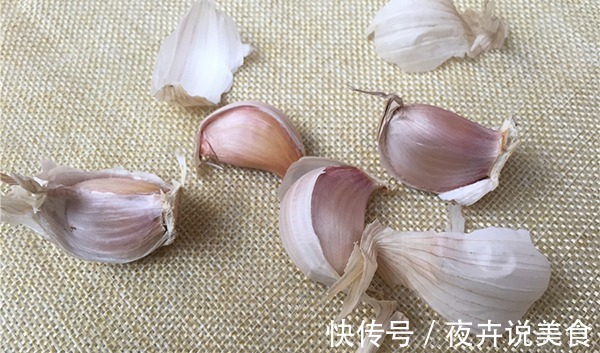 血管堵塞|高血压患者不能吃大蒜提醒控制血压,还有2种食物也要少吃