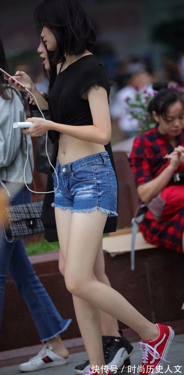 年轻 年轻真好,可以穿红色的帆布鞋,可以让性感变得清纯