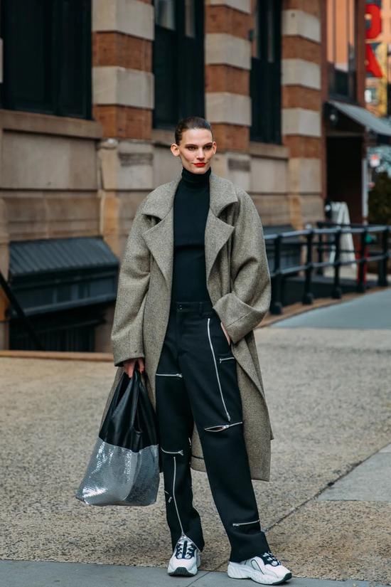 运动鞋才是冬日穿搭的标配 时髦精们都这在穿