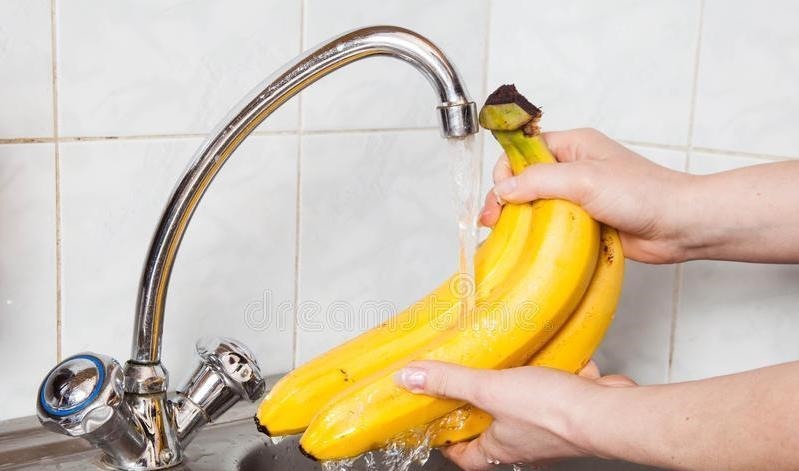 香蕉好吃却不容易保存教你一个妙招，放一周不腐烂不变黑