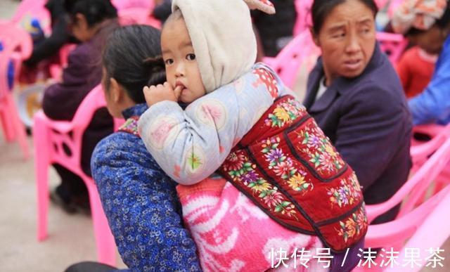 不良习惯|宝宝不管拿到什么都爱往嘴里塞为啥?背后隐藏着心理暗示,你要懂