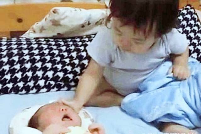 二宝|姐姐睡觉被弟弟吵醒,见妈妈没在,姐姐下意识的举动让人暖心