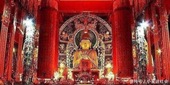 相片里面|游客用相机对寺庙佛像拍照后,看到相片里的影子,立刻就跪在佛像