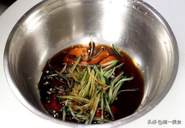 劲道|夏天最爱吃这碗凉拌面,做法简单又劲道,酸辣爽口,一碗不够吃