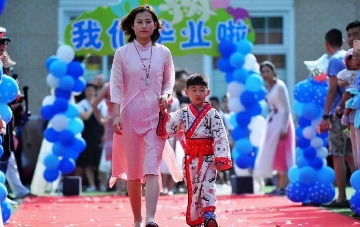 幼儿园毕业典礼，变“大型攀比现场”，网友：这年头养个娃太难了