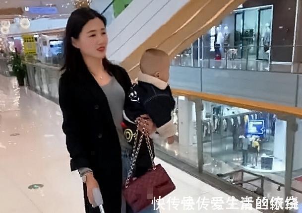女人|“最美妈妈”遛娃逛街两不误火了,网友:是个高手!