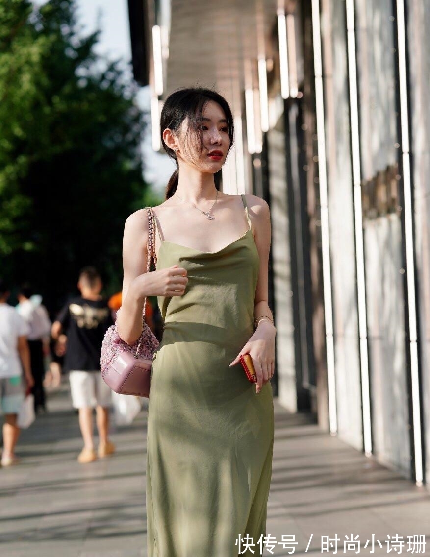 美女 裙子美女穿得太宽松了,到底是揭短,还是展现魅力?