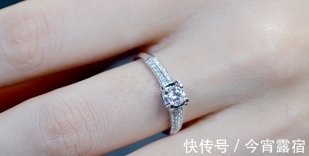 订婚戒指 订婚戒指戴哪个手指,看看你戴对了吗,戴错会被笑话哦