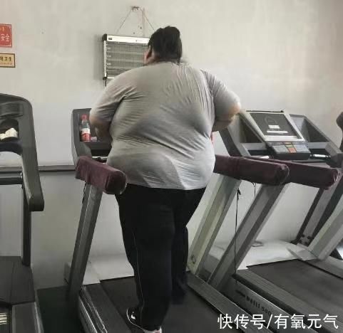 体重|400斤姑娘把床压塌,胖到只能睡地板,减肥1年后亲妈也差点认不出