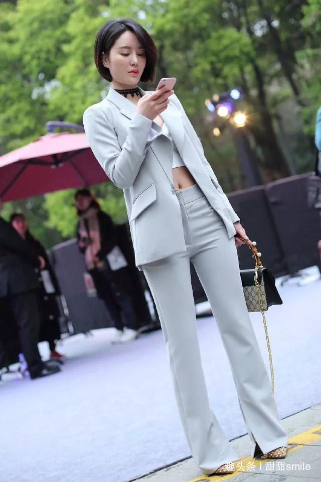 尖头 一件简单又不失时尚的连衣裙搭配一双黑色的高跟鞋，十分显气质