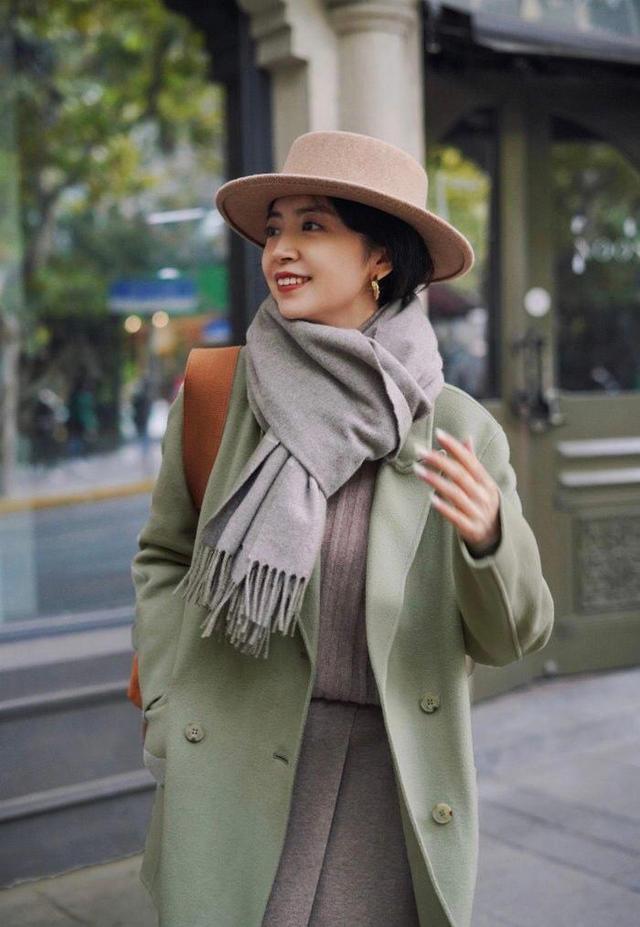搭配|秋冬穿搭还是选择长款大衣,搭浅灰色的宽松长裙,更显优雅淑女范