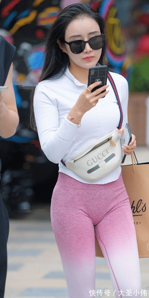 身材|美女街拍:紧身瑜伽裤,成了少妇的日常穿搭,穿搭性感又有女人味