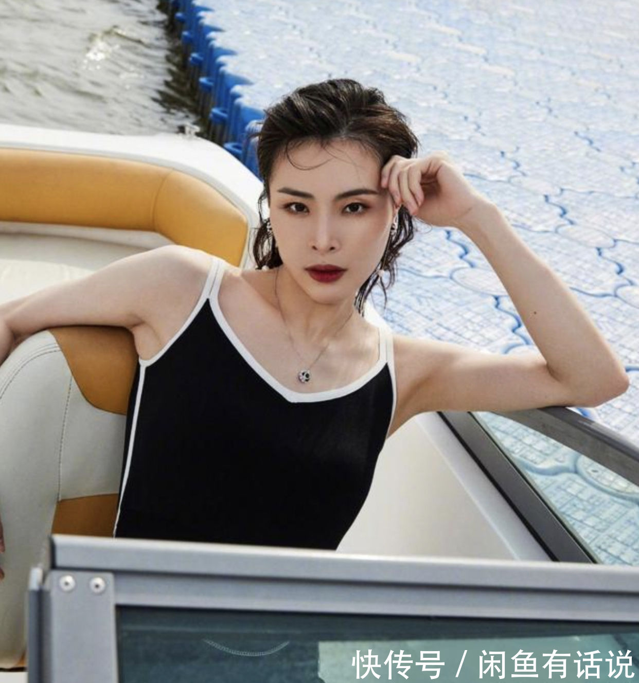 吴敏霞|被吴敏霞的度假照圈粉了,穿黑色连体裤时髦又上照,大背头真霸气