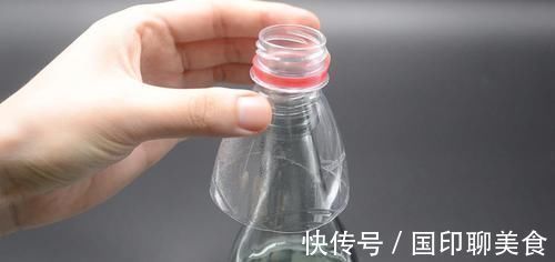 塑料瓶|你家有废旧的塑料瓶吗？简单一改造放在厨房，一年能省下不少钱