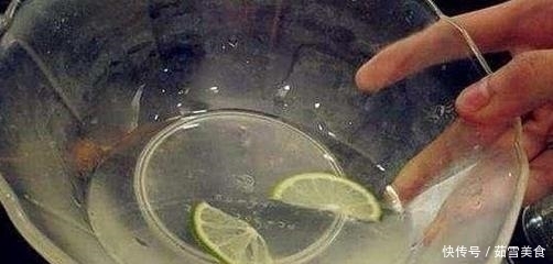 丢人|闺蜜请吃牛排,端上桌的柠檬水被我直接喝掉,闺蜜:不会吃别丢人