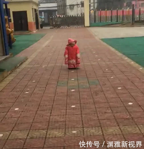 爷爷奶奶|“保暖奶奶”带娃走红,有种“冷”叫奶奶觉得你冷,网友笑了