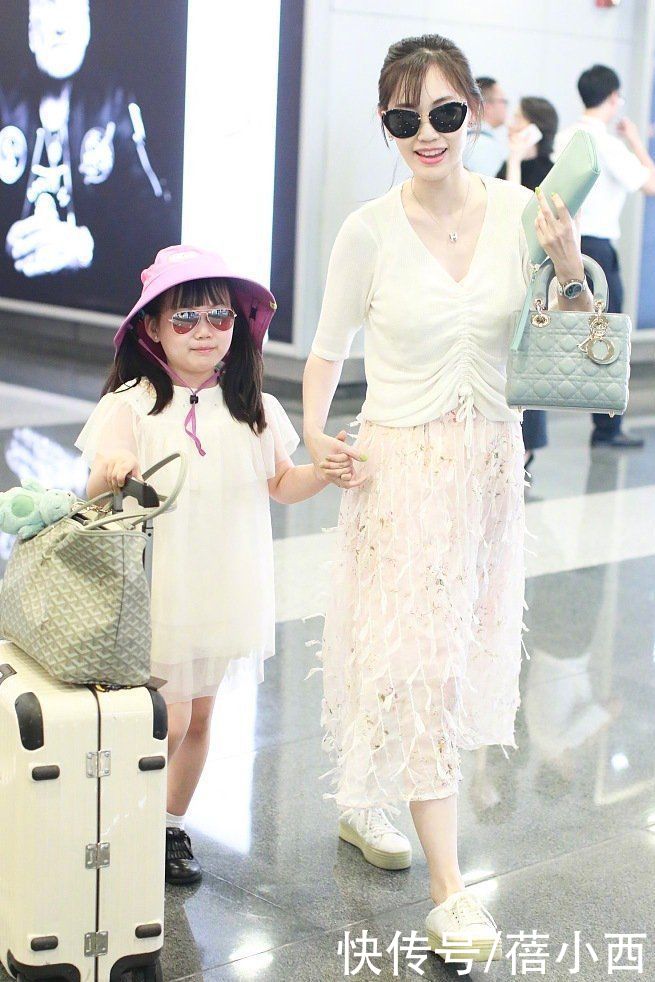 格纹|马蓉还不出道可惜了,穿大牌衬衫配短裤走机场,戴棒球帽嫩成00后