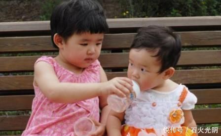 哥哥|“龙凤胎”妹妹长期吃钙片,哥哥天天喝牛奶,3年后兄妹身高差距竟这么大