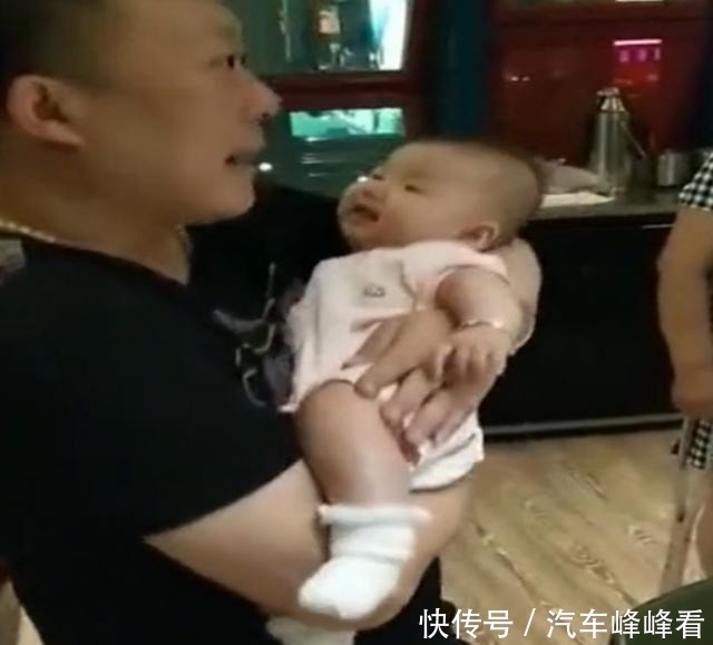 舅舅|舅舅第一次抱宝宝，宝宝的反应太出人意料，把全家人逗笑了