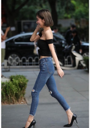 牛仔|黑色一字肩短衫搭配牛仔九分裤,时尚潮流,造型迷人