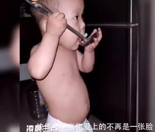小宝宝|宝宝半夜饿醒独立寻食,网友看后纷纷点赞