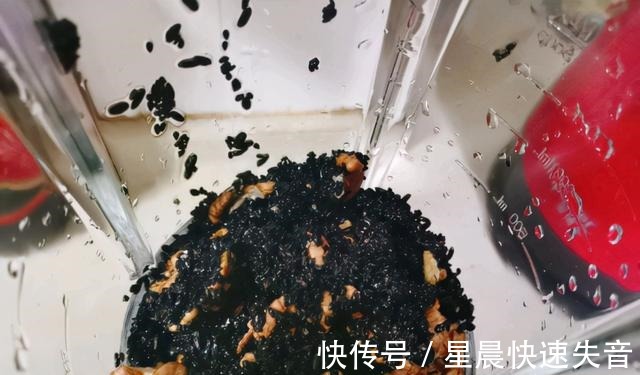 核桃|黑豆配黑米，滋补又养护，加了核桃更完美！