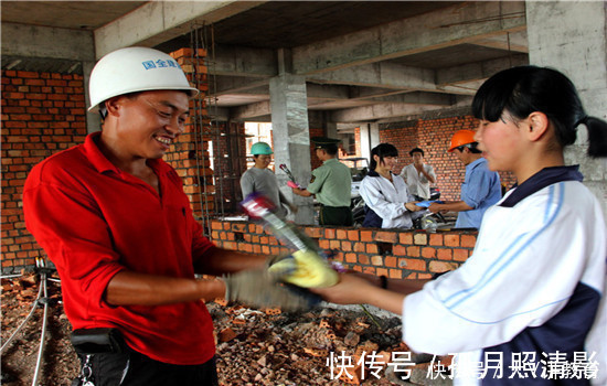 父亲|为参加小学家长会,父亲把衣服“反过来”穿,被其他家长夸情商高