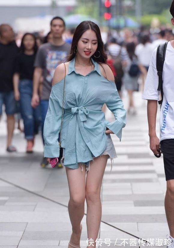搭配|美女就是会穿搭,衬衫穿出露肩的风格,修身显瘦又显魅力