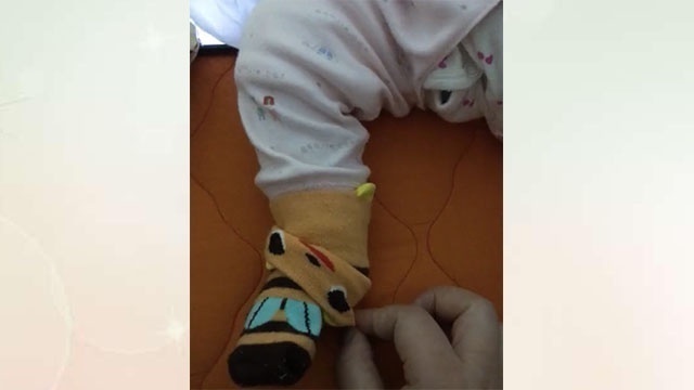 宝宝|宝妈让宝爸给宝宝穿两双袜子,看到宝宝的脚,宝妈:无法理解