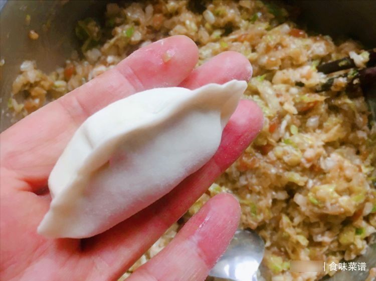 吃白菜的季节到了,教你秘制白菜饺子馅,鲜嫩多汁,一次3盘不够