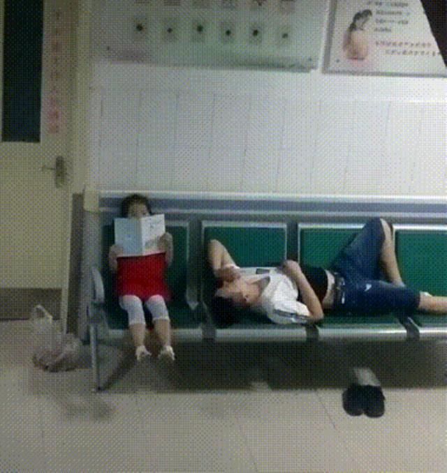 待产|宝妈在产房待产，女儿和宝爸在外“彻夜等待”，懂事得让人心疼