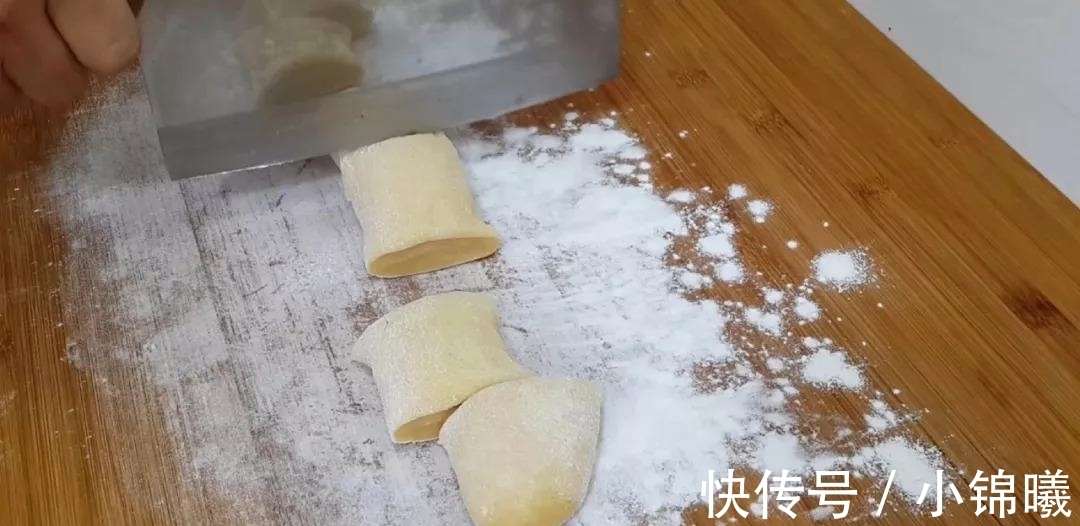面团|1斤面粉, 4个紫薯, 不用一滴水, 平底锅做的小面包, 边吃边流口水