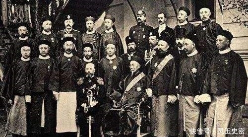 大清|大清王朝老照片:皇亲国戚和外国人合影,李鸿章出访美国很受欢迎